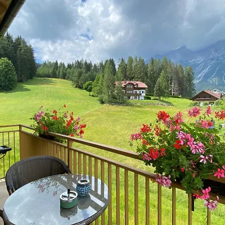 Moderne Kaminstube Apartman